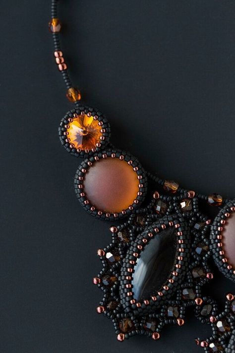 Cc Brooch, Bead Embroidery Tutorial, Beautiful Beadwork, Beaded Jewlery, Bead Embroidery Jewelry, Beaded Crafts, Embroidery Jewelry, Seed Bead Necklace, Halloween Jewelry