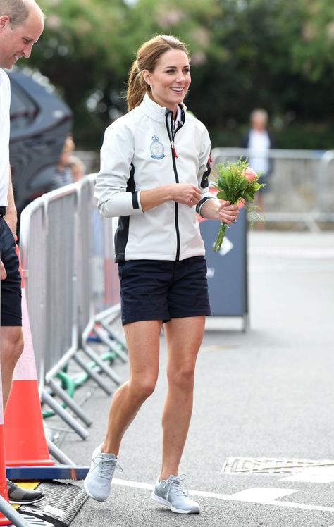 For the first time in Kate Middleton's history as a duchess, the royal wore shorts in public. See her sporty outfit for the King's Cup Regatta. Kate Outfits, Kings Cup, Kate Middleton Stil, Katherine Middleton, Kate Fashion, Duchesse Kate, Catherine Princess Of Wales, Düşes Kate, William E Kate