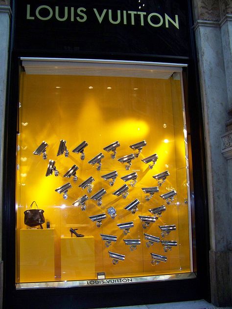 Louis Vuitton always has great store front displays.  This was taken at the Milan, Italy store in October 2008. Louis Vuitton Window Display, Vitrine Design, Store Entrance, Store Front Windows, Shop Facade, Store Window Displays, Boutique Display, Retail Windows, Cute Black Wallpaper