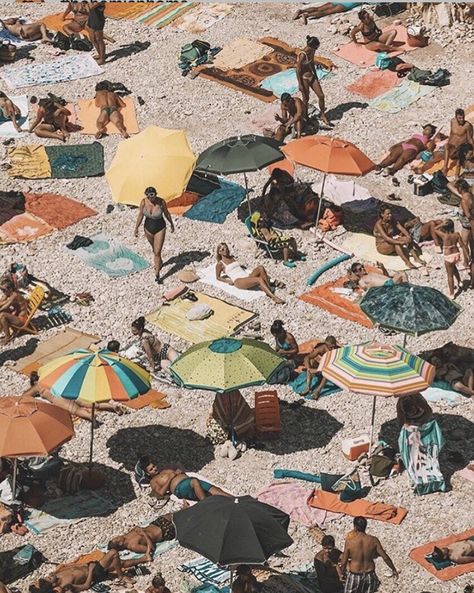 Colorful Umbrellas, Summer Mood, Summer Feeling, Vintage Beach, Retro Aesthetic, Vintage Summer, Summer Aesthetic, Wall Collage, Picture Wall