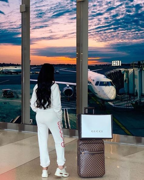 Rich Women Lifestyle, Life Goals Pictures, Airport Pictures, Airport Aesthetic, Business Woman Successful, Luxury Lifestyle Women, Airport Photos, Vision Board Pictures, Travel Pictures Poses