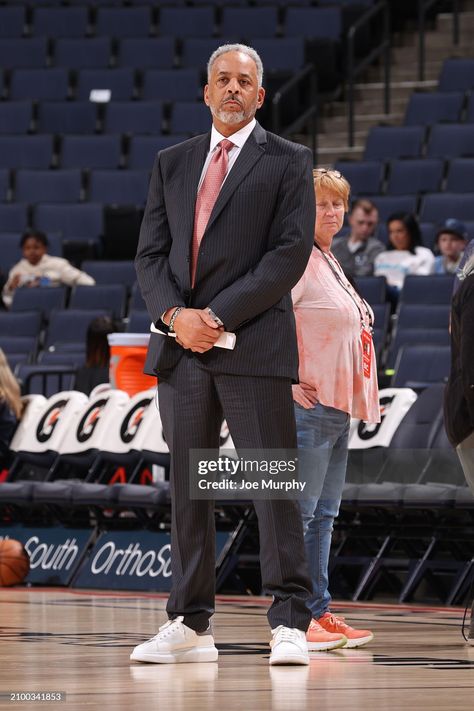 Dell Curry attends the game between the Charlotte Hornets and the... Fotografía de noticias - Getty Images Dell Curry, Famous Birthdays, Memphis Tennessee, Charlotte Hornets, Memphis Grizzlies, Hornet, The Game, Tennessee, Getty Images