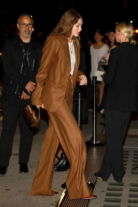 Chic Work Outfits Women Summer, Gigi Hadid Street Style, Gigi Hadid Looks, Elegant Work Outfits, Chic Work Outfits Women, Work Outfits Women Office, Gigi Style, Gigi Hadid Outfits, Brown Suit