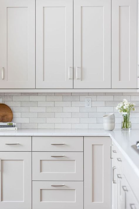 Warm Tiles, White Shaker Kitchen, Tiles Ideas, Shaker Kitchen Cabinets, White Kitchen Design, Cabinetry Design, Kitchen Cabinet Colors, Kitchen Room Design, Modern Farmhouse Kitchens