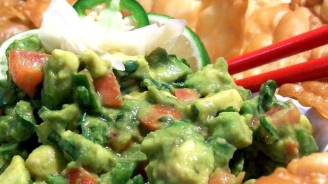 Wasabi and ginger give this unusual dip a nice and unexpected kick of flavor. Recipe Japanese, Salsa Recipes, Avocado Dip, Japanese Recipes, Hot Pepper Sauce, Asian Fusion, Guacamole Recipe, Fusion Food, Avocado Recipes