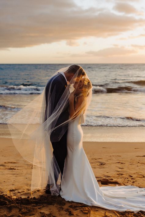 Beach Wedding Inspo, Wedding Pictures Beach, Beach Wedding Pics, Small Beach Weddings, Simple Beach Wedding, Hawaii Beach Wedding, Ocean Wedding, Boho Beach Wedding, Florida Beach Wedding