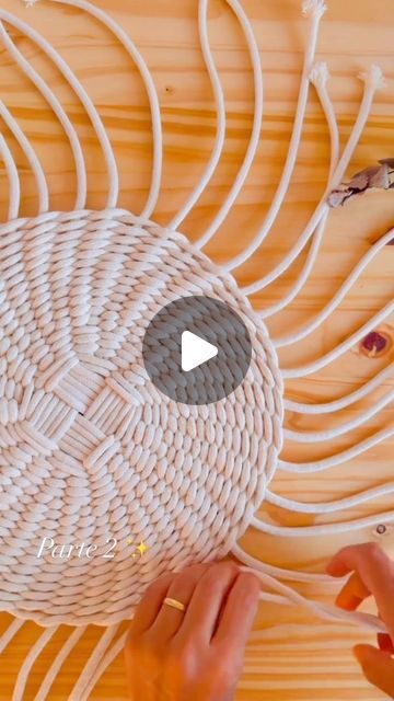 Round Macrame Placemat Diy, Macrame Placemat Tutorial, Macrame Placemat Diy, Totora Ideas, Macrame Mat, Rope Craft Ideas, Macrame Basket, Diy Placemats, Macrame Jewelry Tutorial