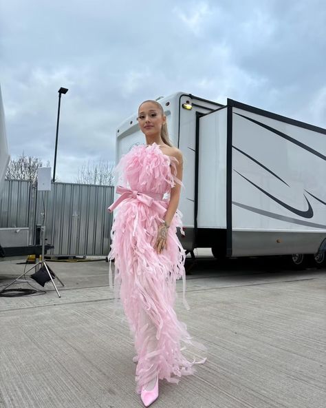 Ariana Grande's Leggy Mini Dress Looks Plucked From a Couture Garden Ariana Grande Icons, Ariana Grande News, Glinda The Good Witch, Ariana Grande Outfits, Ribbon Dress, Forever Girl, Ariana G, Style Makeover, Moda Paris