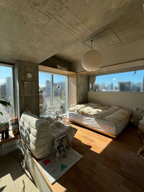 Japan Style Apartment, Tokyo Home Interior, Tokyo Room Aesthetic, Studio Appartement Aesthetic, Japan House Aesthetic, Japanese Loft Apartment, Tokyo Apartment Aesthetic, Tokyo Apartment Interior, Tall Ceiling Bedroom