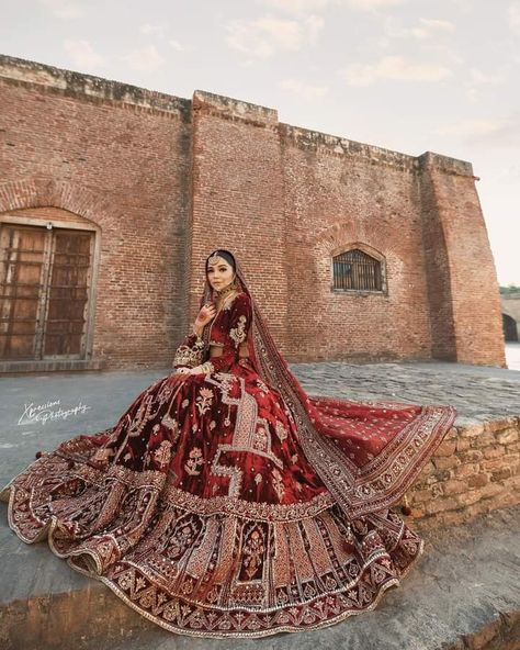 Bridal Lehenga Red Royal Heavy, Dubata Style, Bridal Lehenga Red Royal, Indian Bridal Lehenga Red, Red Bridal Lehenga Pakistani, Bride Video, Red Wedding Lehenga, Indian Wedding Reception Outfits, Fashion Lehenga