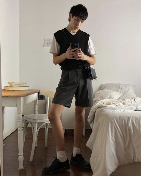 Masc Shorts Outfit, Short Masc Outfits, Masculine Summer Outfit, Summer Masc Outfits, Black Shorts Outfit Men, Masc Outfits Summer, Androgynous Summer Outfits, Masc Summer Outfits, Academia Summer Outfit