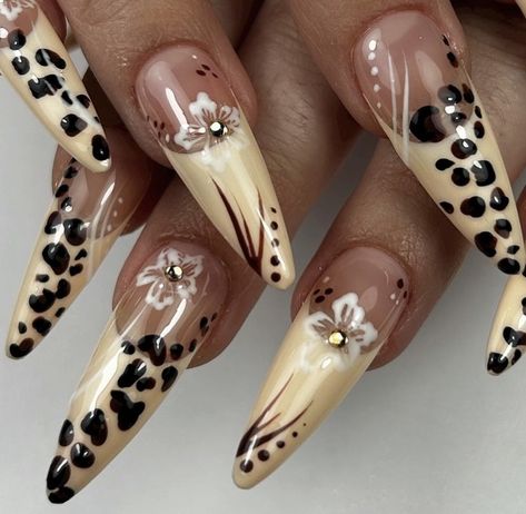 Oval Nails Nail Art, Leopard Print Summer Nails, Leopard Print Almond Nails, Y2k Stiletto Nails, Y2k Long Nails, Black Nails With Flower Design, Almond Y2k Nails, Nails Inspo Y2k, Y2k Nails Almond