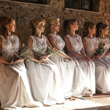 Greek Priestesses Ancient Sumer, Setting Inspiration, Hostess Dresses, Night Elf, Greek Music, Roman Mythology, Photo Site, Greek Wedding, Wedding Entertainment