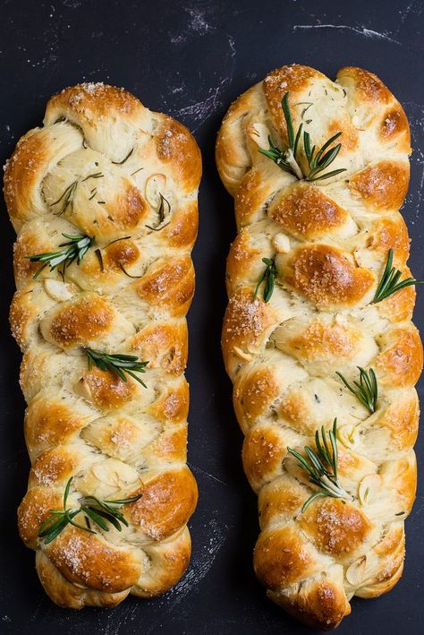 Garlic Challah Bread, Resep Sandwich, Pembuat Roti, Braided Bread, Rosemary Garlic, Challah Bread, Jewish Recipes, Challah, Bread Recipes Homemade