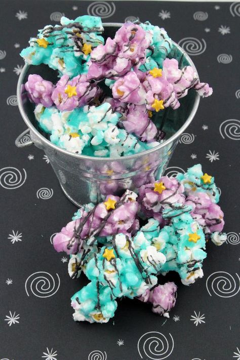 Kids Party Food! BEST Galaxy Chocolate Popcorn – EASY Space - Galaxy Party Food Ideas – Recipes – Snacks – Desserts #party #food Space Desserts, Food Galaxy, Popcorn Recipes Chocolate, Kids Party Desserts, Oatmeal Energy Bites, Popcorn Recipes Easy, Galaxy Party, Cinnamon Roll Muffins, Galaxy Chocolate