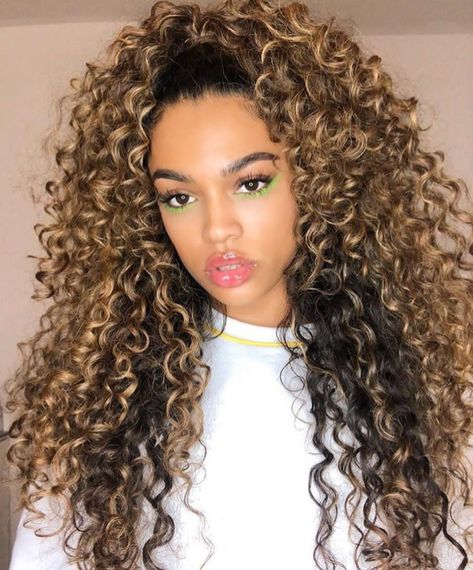 Dyed Curly Hair, Highlights Curly Hair, Blonde Curly Hair, Colored Curly Hair, Beautiful Curly Hair, Curly Hair Inspiration, Lace Front Human Hair, Human Hair Wig, Honey Blonde