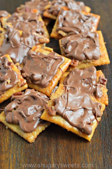 Saltine Cracker Toffee, Easy Toffee, Saltine Cracker, Saltine Toffee, Homemade Toffee, Cracker Toffee, Christmas Candies, Cooking Meals, Toffee Recipe