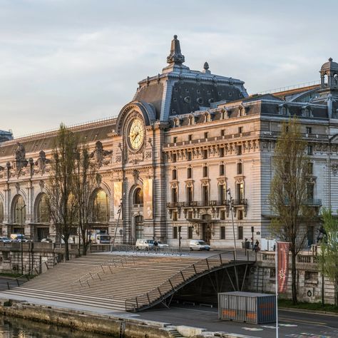 🇫🇷 Paris Fashion Week Vibes at the Musée d'Orsay ⚜️ Living the dream, combining art and fashion during Paris Fashion Week! ️👠 The Musée d'Orsay, with its stunning 19th-century art collection, provided the perfect backdrop for a dose of cultural inspiration. From Monet's water lilies to Van Gogh's vibrant swirls, every masterpiece felt like a conversation starter. 🖼 While the museum wasn't hosting any fashion events during your visit, it is still buzzing with a unique energy, especially wit... Museum D'orsay, Muse D’orsay, Musee D'orsay, France Museum, Paris Museums, Orsay Museum, Paris Bucket List, Monet Water Lilies, 19th Century Art