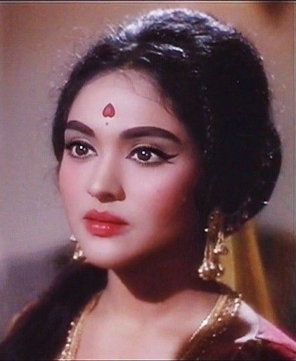 Retro Makeup Looks, Indian Retro, Bollywood Makeup, Bollywood Retro, Old Film Stars, Shri Radha, Winged Eye, Bollywood Pictures, Indian Actors