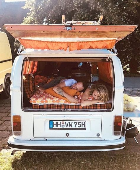 Van Road Trip Aesthetic, Simple Van Life, Van Trip Aesthetic, Volkswagen Van Life, Van Travel Aesthetic, Van Photoshoot, Van Couple, Vanlife Aesthetic, Vanlife Couple