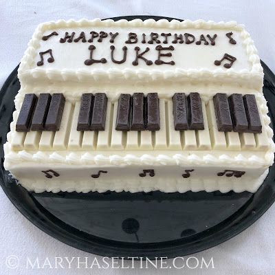 Piano Cake Ideas, Tort Special, Piano Cake, Music Themed Cakes, Piano Cakes, Music Cakes, Kit Kat Cake, Bolo Red Velvet, Music Cake