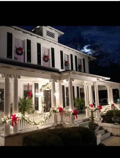 Colonial House Christmas Outdoor Decor, Colonial House Christmas, Classic Outdoor Christmas Decorations, Christmas Exterior, Christmas Outdoor Decor, Outside Christmas Decorations, Christmas Board, Christmas Outdoor, Porch Christmas