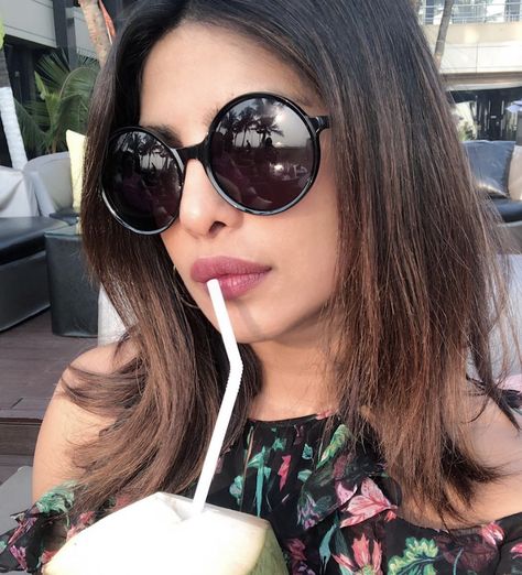 Maroon Lipstick, Shades Of Maroon, Beauty Games, Smooth Lips, Chapped Lips, Beauty Guru, Lipstick Shades, Priyanka Chopra, Glamour Fashion