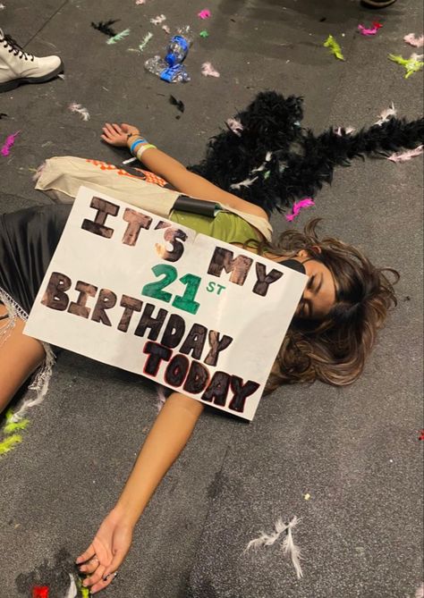 Sabrina Carpenter 21st Birthday, Sabrina Carpenter Birthday, Eras Tour Instagram Pics, Sabrina Carpenter Concert Aesthetic, Digital Camera Concert Pics, Concert Oufit, Concert Signs, Hslot Outfit Ideas, 5sos Concert