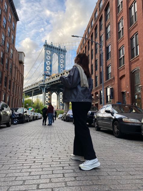 Dumbo Pictures Nyc, New York February Outfit, Ny Photo Ideas, Ny Picture Ideas, New York Pictures Ideas, New York City Instagram Pictures, New York Girl Outfits, New York Inspo Pics, Winter New York Outfits