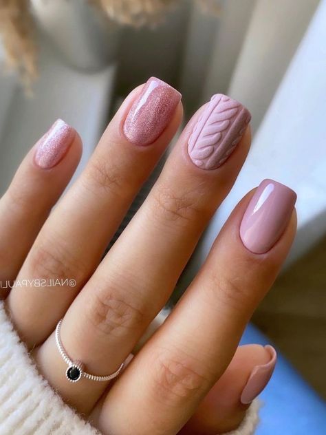 short mauve nails with glitter and sweater texture Short Winter Nails, Milky Nails, Pink Glitter Nails, Nagel Tips, Sweater Nails, Summery Nails, Rose Gold Nails, Nail Plate, Nagel Inspo