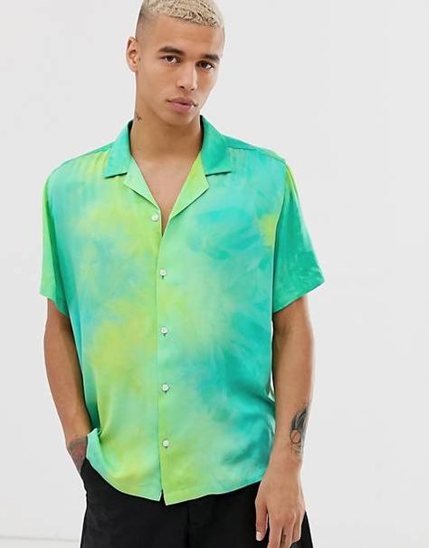 Fashion Guys, Festival Outfits Men, Neon Shorts, Tie Dye Jeans, Green Tie Dye, Green Tie, Tie Dye Designs, Young Men, Mode Online