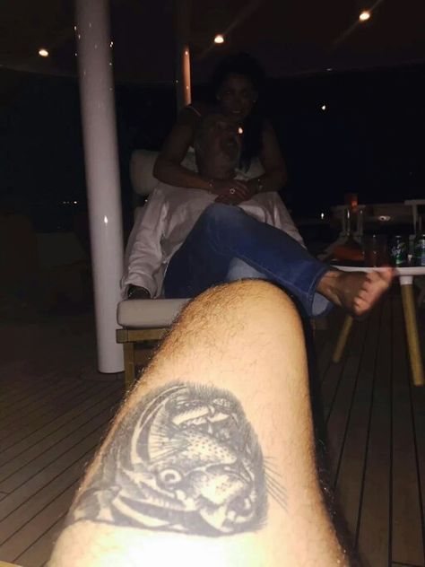 Anne's Hacked iCloud account and harry's leg much haha Harry Styles Body, Harry Styles Dark, Harry Styles Family, Devil's Due, Dark Harry, Harry Styles Tattoos, Harry Styles Hot, Harry 1d, Harry Styles Imagines