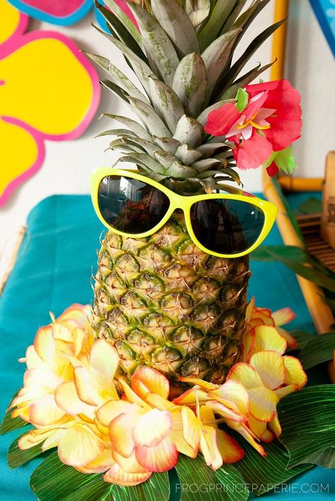 Tropisk Fest, Hawaii Birthday Party, Luau Party Ideas, Luau Party Food, Pineapple Centerpiece, Hawaii Themed Party, Hawaiian Party Theme, Hawaii Theme, Tropical Birthday Party