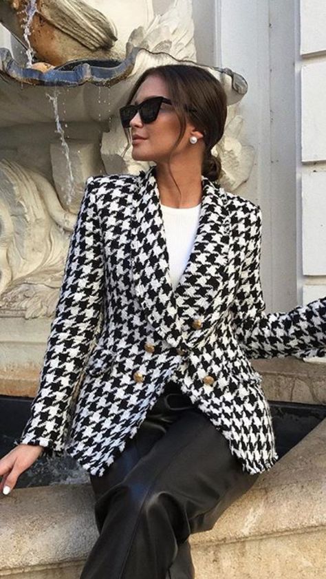 Black And White Blazer Outfit, Houndstooth Outfit, Chic Mom Outfits, Working Dresses, Chicago Outfit, Women Suits Wedding, Classy Skirts, Woman Suit Fashion, Stylish Work Outfits