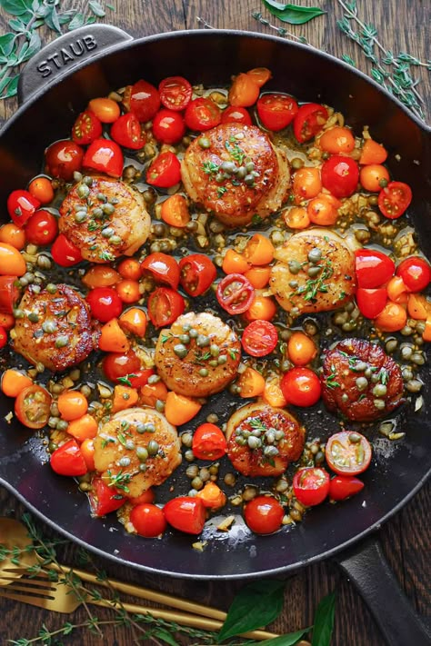 Mediterranean Scallops with Tomatoes and Capers. Mediterranean Scallops, Mediterranean Shrimp Recipe, Gourmet Entrees, Scallop Pasta, Lemon Garlic Sauce, Pan Seared Scallops, Scampi Recipe, Diet Recipes Easy, Sea Scallops