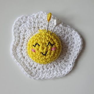 Friday, fried eggs and flags Crochet Egg Keychain, One Hour Crochet Projects, One Hour Crochet, Egg Crochet, Crochet Pincushion, Amigurumi Projects, Amigurumi Design, Amigurumi Food, Pin Cushions Patterns