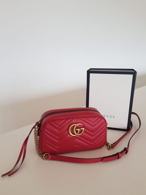 Gucci Marmont: recensione, opinioni e outfit – no time for style. Recensione Gucci Marmont: opinioni, recensioni e outfit per la più iconica delle borse Gucci. IT bag 2020. Borse da comprare nel 2020. #gucci #guccibags #moda #moda20192020 #stile #handbags #guccibag Moda Over 40, Gucci Disco, Gucci Marmont Bag, Modern Handbag, Investment Bags, It Bag, Gucci Marmont, Bag Gucci, Colorful Bags