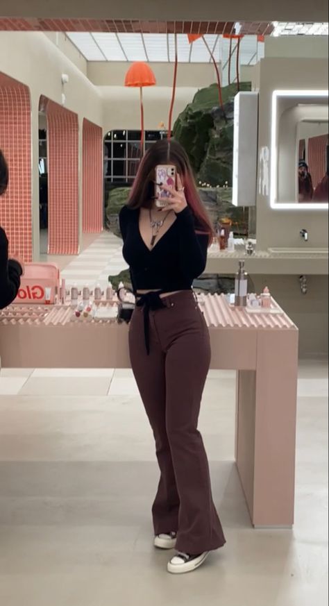 Hot Pink And Brown Outfit, Black And Brown Outfit Aesthetic, Cute Outfits With Flare Jeans, Brown Jeans Outfit Aesthetic, Black Converse Outfit Ideas, Black Jogger Pants Outfit, Outfits With Flare Pants, Black Converse Aesthetic, Brown Converse Outfit