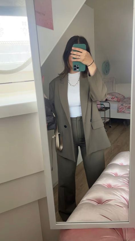 Green Zara Blazer Outfit, Zara Blazer Outfit, Modest Winter Outfits, Zara Drip, Outfit Zara, Latina Fashion Outfits, Classy Girl, Autumn Fits, Latina Fashion