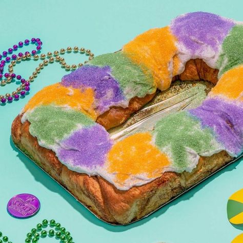 Mardi Gras season is upon us! We love the doughy, sugary tradition of the King Cake and the thrill of finding a hidden treasure inside. Find the best King Cakes and have them shipped right to you! Doberge Cake, Kings Cake, Poured Fondant, King Cake Recipe, King Cakes, Whiskey Cake, S King, Mardi Gras King Cake, Mardi Gras Food