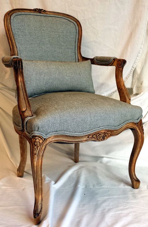 Classic Armchair, Reupholster Chair, Reupholster Furniture, Old Chair, Chair Makeover, Antique Chairs, Farmhouse Furniture, French Furniture, Furniture Restoration