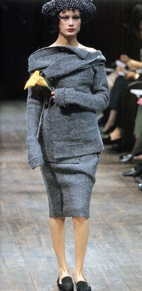 Yohji Yamamoto 90s, Yoji Yamamoto, Japanese Fashion Designers, Creative Clothes, Catwalk Fashion, Fashion Inspiration Design, Material Girl, Fashion Images, Material Girls