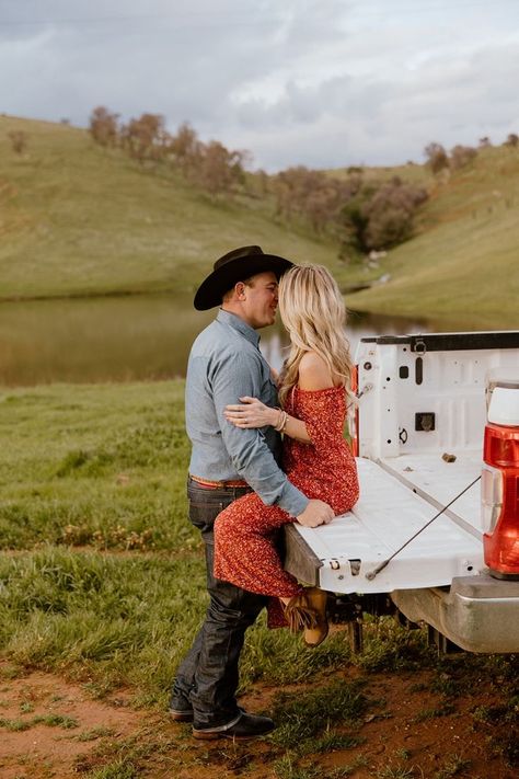 Tailgate Photoshoot Couple, Tailgate Engagement Photos, Stranger Session Photography, Truck Bed Engagement Pictures, Tailgate Photoshoot, Couple Horse Photography, Truck Couple, Barn Engagement Photos, Old Truck Photography