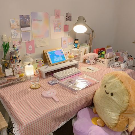 Room Decor Study, Study Desk Decor, Desk Inspiration, Desk Inspo, Pastel Room, Study Room Decor, Room Desk, Send Help, Cute Room Ideas