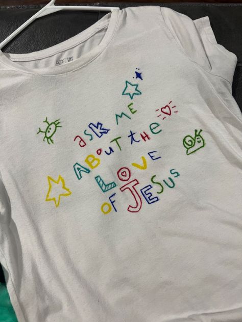 Check more at https://howcandothis.com/diyideas/29955/ I Love Jesus Shirt, Christian Embroidery Tshirt, Diy Tshirt Painting Ideas, Drawing On Tshirt, Diy Patchwork Shirt, Jesus Doodles, Hand Printed Shirt, White Tshirt Outfit, Sewing Aesthetic