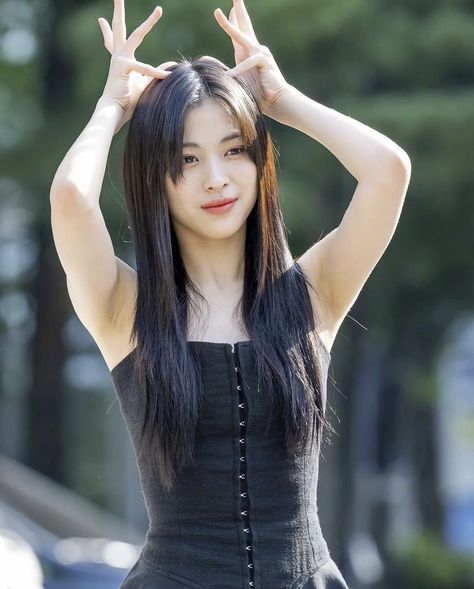 Ryujin Long Hair, Armpit Whitening, Iz One Eunbi, Long To Short Hair, Girl Crush, Record Label, Korean Girl, South Korean Girls, بلاك بينك