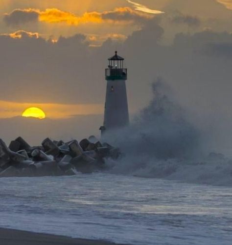 Lighthouses Photography, Lighthouse Photos, Lighthouse Pictures, Beautiful Lighthouse, Waves Crashing, Light House, E Card, Beautiful World, Beautiful Landscapes