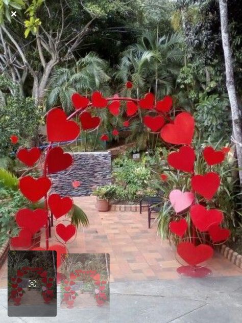 Diy Valentine's Day Decorations, Mirror Accessories, Wedding Entrance Decor, Diy Valentines Decorations, Garden Artwork, Garden Art Sculptures, Garden Art Diy, Valentines Party, Valentine's Day Diy