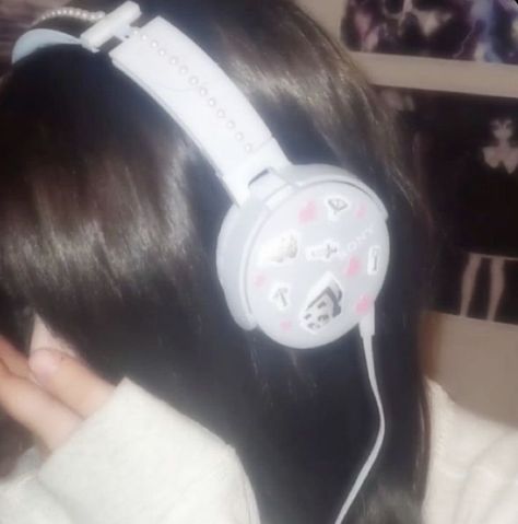 2000s Headphones, Headphone Decoration, Headphones Aesthetic, Emo 2000s, Cute Headphones, Emotionally Unstable, Girl With Headphones, Sony Headphones, Tiktok Aesthetic