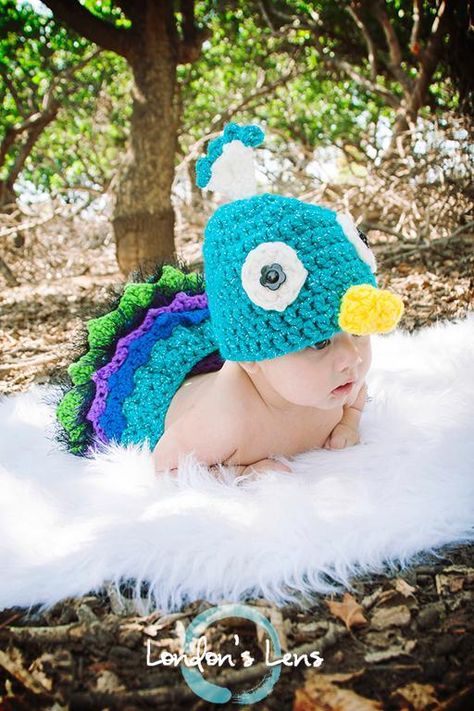 Crocheting: Peacock Baby OMG MAKE IT LOOK LIKE KEVIN FROM UP Peacock Nursery, Peacock Baby Shower, Peacock Baby, Crochet Photo Props, Peacock Pattern, Baby Props, Crochet Baby Hats, Crochet Hat, Baby Decor